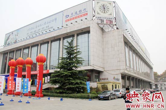 11月28日，記者從鄭州市政府獲悉，河南省人民會(huì)堂決定拆除違法存在10多年的巨型樓頂廣告。