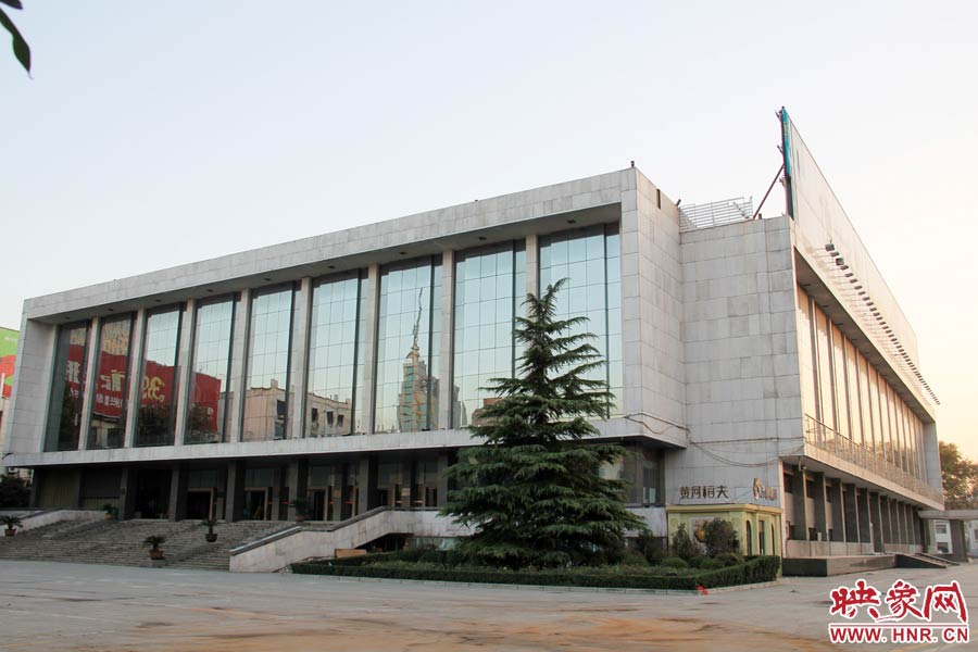 省人民會(huì)堂樓頂西側(cè)的廣告牌已經(jīng)全部拆除完畢，現(xiàn)場(chǎng)的施工人員和機(jī)械設(shè)備已經(jīng)全部撤離。