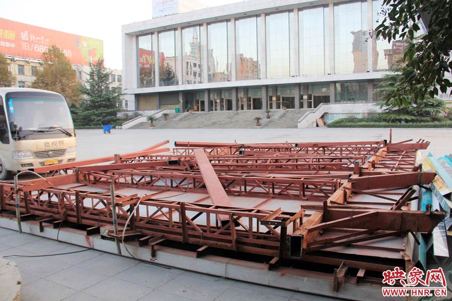 受天氣影響，拆除工作暫時(shí)中止。