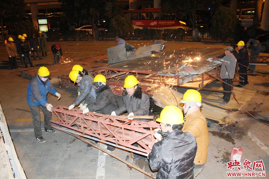 工人們揮動(dòng)鐵錘，加快拆除進(jìn)度。