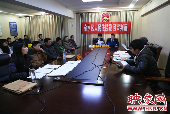 12月2日上午9點，鄭州市金水區(qū)法院將法庭搬到了經八路辦事處，并案審理了這6起勞務糾紛案件。