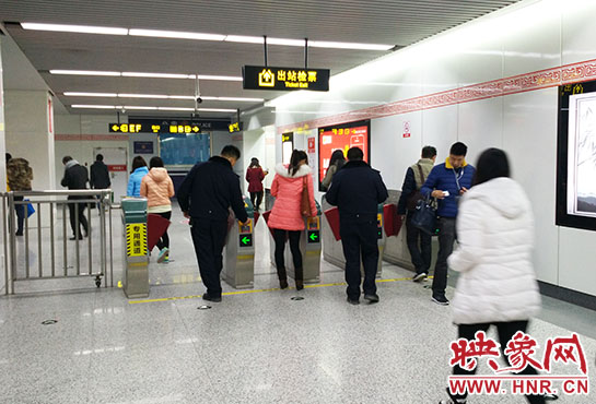 出站閘機(jī)口并沒有地鐵工作人員。