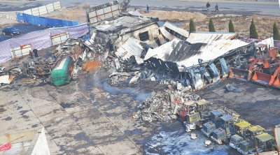 事故汽車站內(nèi),不少車輛被燒得面目全非。