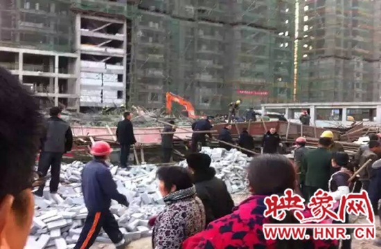 圖為事故現(xiàn)場(chǎng)情況，當(dāng)?shù)厝罕姽﹫D。