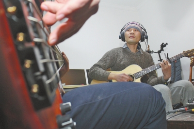 抱著吉他撥弄琴弦，子芙唱著自己的音樂(lè)。