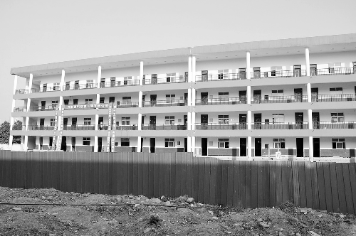 被平移的教學(xué)樓有四層，總重達(dá)6000多噸