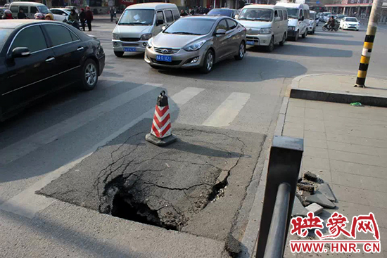 南陽路農業(yè)路出現(xiàn)深坑，近看是因為瀝青充當窨井蓋所致