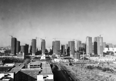 在鄭州市同一地點(diǎn)拍攝的照片，下為1月1日晴朗天氣，上為1月5日霧霾天氣。（拼接圖片）