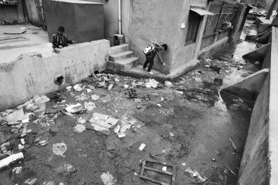 污水溝成了附近的孩子們放學(xué)后逗留的場(chǎng)所，十分令人擔(dān)憂。