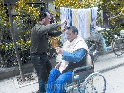 2011年8月18日，老鄰居給高新海剪發(fā)