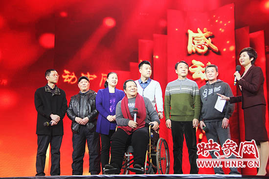 接力照顧高位截癱患者高新海的“隴海大院”愛(ài)心集體鄰居們。