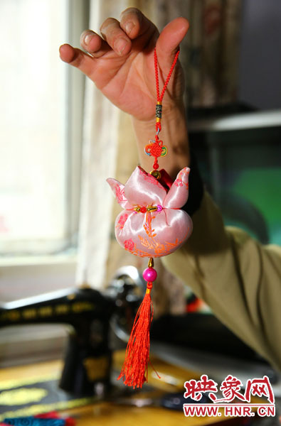 粉色的香囊是小姑娘們的最?lèi)?ài)