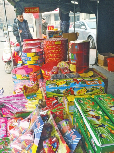 　鞭炮攤兒主售賣(mài)的煙花爆竹種類(lèi)齊全。