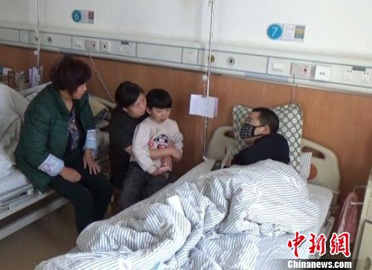　一家4口在病房里團聚過年。