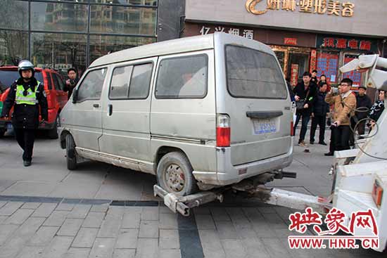 一輛長(zhǎng)期占用人行道的車(chē)輛被拖走