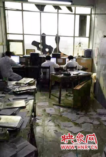 醫(yī)院辦公室內(nèi)病人病歷被扔了一地。(圖片來自網(wǎng)絡(luò)) 醫(yī)院辦公室內(nèi)病人病歷被扔了一地。(圖片來自網(wǎng)絡(luò))