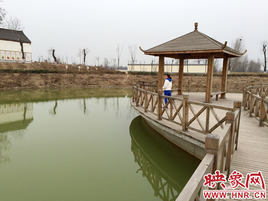 事發(fā)處就挨著亭子。