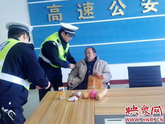 民警將老人帶回駐地。