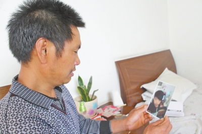 46歲的山村農(nóng)民祁振崗在失去兒子的同時(shí)，又陷入了“沒錢帶兒子回家”的揪心之痛中。