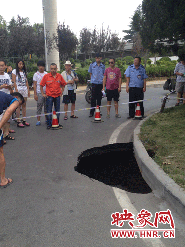 市民調(diào)侃這次塌陷難道是天太熱？