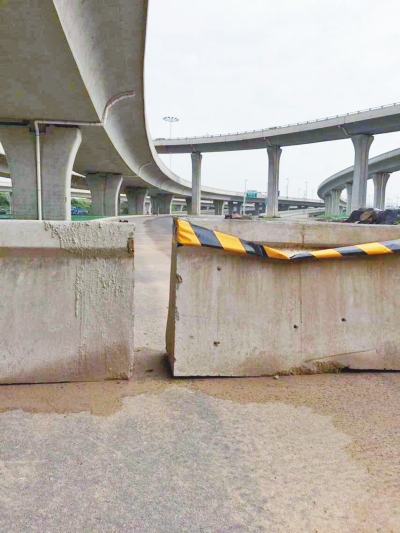  京廣快速路北延地面道路北三環(huán)入口處，一排石墩擋道，不讓入內。