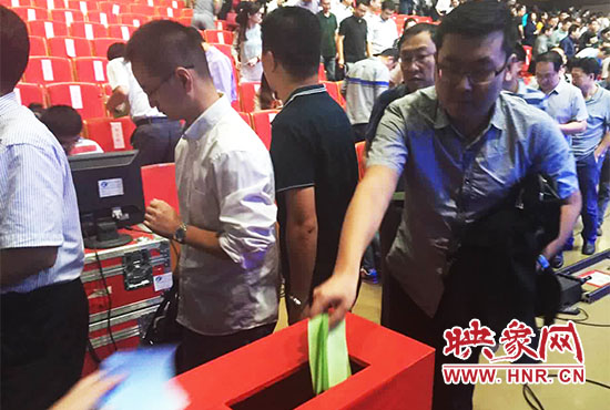 專家、評委、全局干部職工代表現(xiàn)場投票。