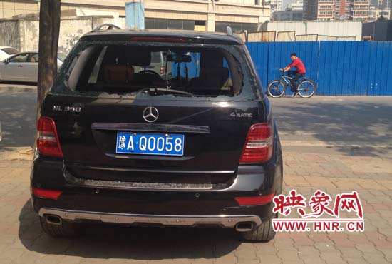 奔馳車夜停路邊被砸，損失萬元以上