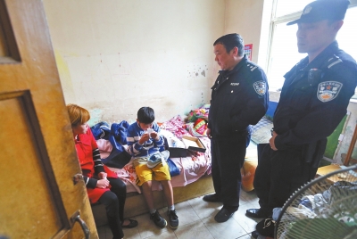 民警將小寶帶到他母親（紅衣女子）的住處，小寶拿出新鞋玩了起來(lái)。