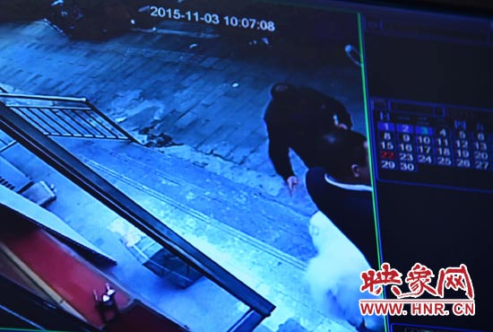 監(jiān)控錄像顯示，男子走向皮皮，將其拐走。