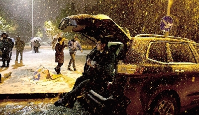 彈琴?gòu)椀绞种付紱](méi)知覺(jué)了，還在一首又一首地唱。