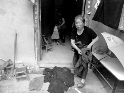 侯見志的母親拿出老伴受傷時(shí)穿的血衣。京華時(shí)報(bào)記者鄭羽佳攝