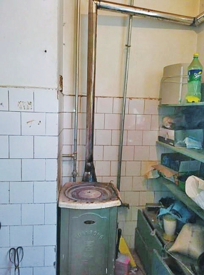 事發(fā)理發(fā)店取暖所用的爐子。