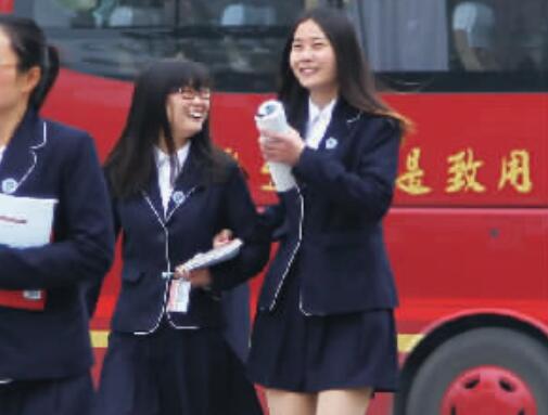 女生短裙男生西裝 鄭州一大學猛一看像韓劇片場 女生短裙男生西裝 鄭州一大學猛一看像韓劇片場