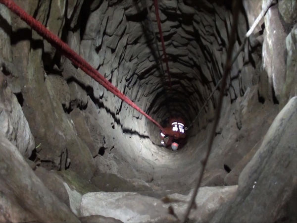 險(xiǎn)！女子凌晨墜入15米深井 命懸一線