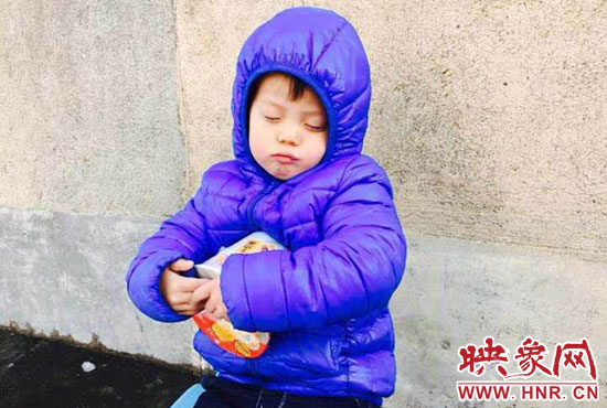 5歲娃冰天雪地睡著。