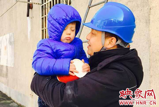 電工抱起孩子時，孩子還在睡。