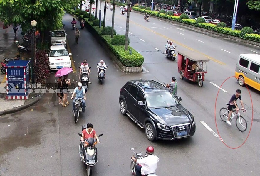 圖為肇事者撞人后逃逸。