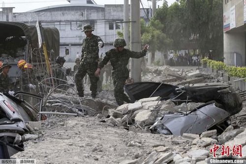 10月15日，菲律賓中部地區(qū)發(fā)生7.2級地震，災情持續(xù)擴大，菲官方稱地震已造成宿務、保和等省份數(shù)十人遇難，數(shù)百人受傷，大批建筑物受損。圖為菲律賓軍方在搜救被困者。