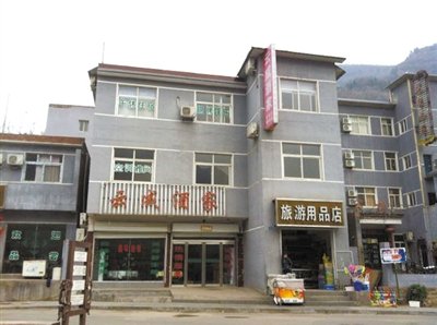 今年，胡萬林涉嫌非法行醫(yī)的地點，就在這座農(nóng)家賓館內(nèi)。