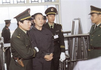 2000年9月30日，河南商丘，胡萬林被法警押上法庭。