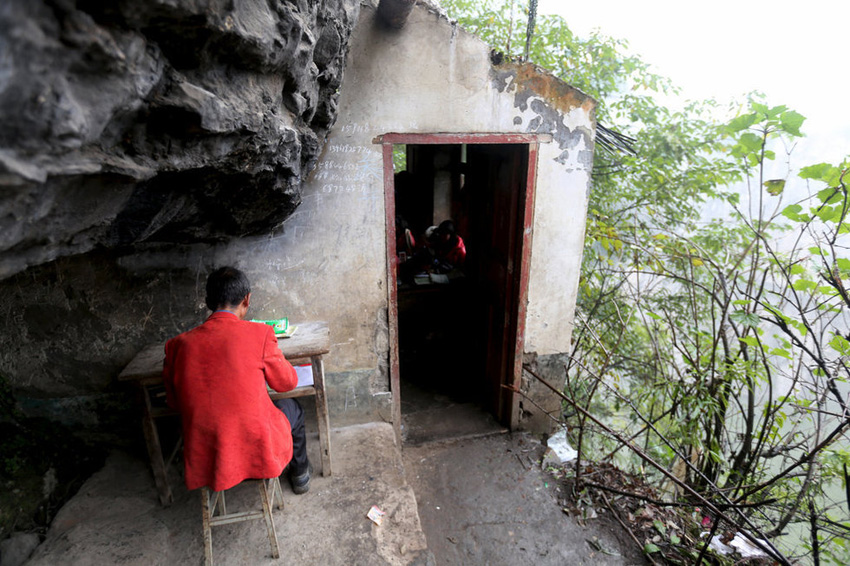 左邊是絕壁，右邊是懸崖，這樣一個(gè)讓人“倒吸涼氣”的地方，卻是袁老師的“辦公室”。