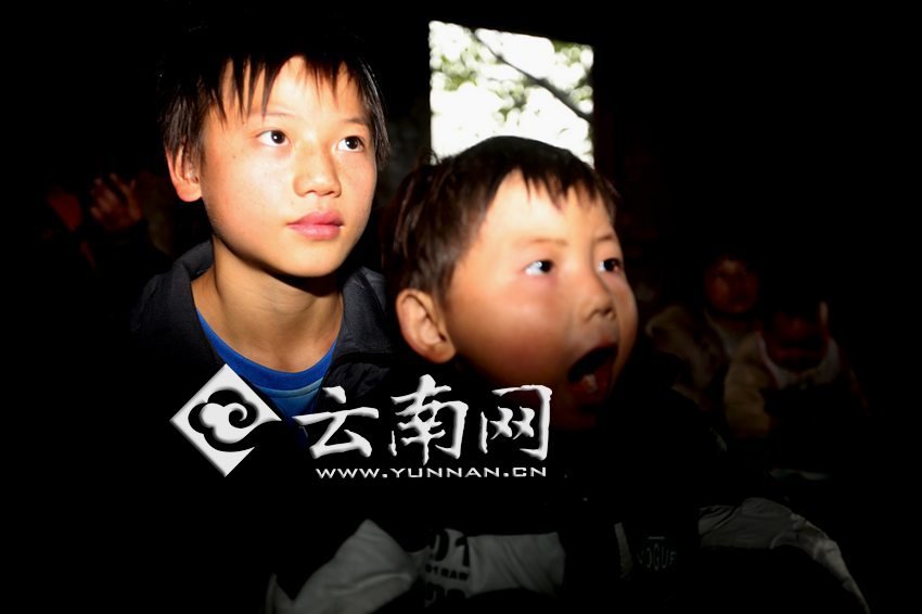 孩子認(rèn)真地跟著袁老師讀拼音。徐弘毅 攝