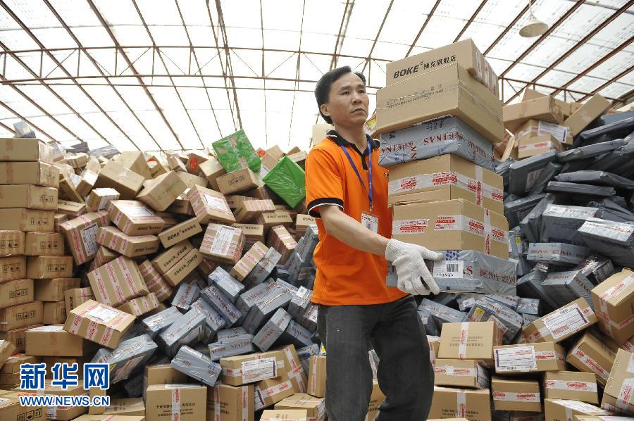 　11月11日，在圓通公司廣州一處分揀站，工作人員加緊處理堆積如山的快件。