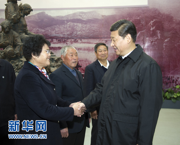 25日上午，習近平在臨沂華東革命烈士陵園參觀沂蒙精神展并會見當?shù)叵冗M模范和當年支前模范后代代表。