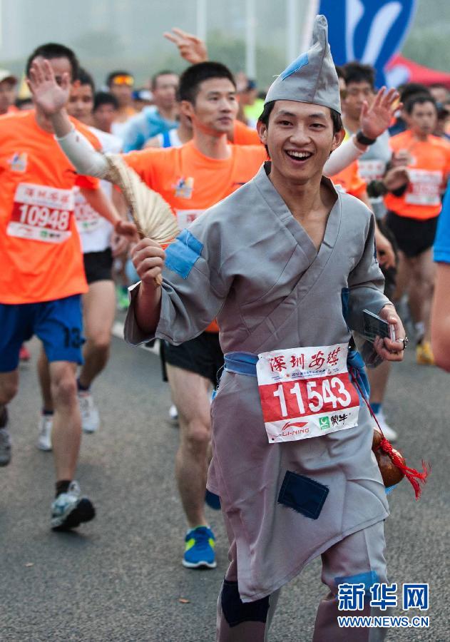 12月8日，一名選手身著“濟(jì)公”服裝參加比賽。