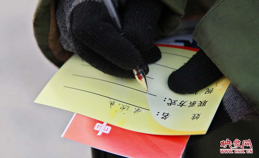 市民填寫地鐵祝?？? width=