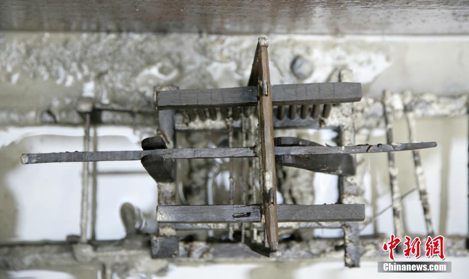 圖為蜀錦織機(jī)仿真蜀錦織機(jī)，為我國唯一有出土單位、完整保存的織機(jī)模型。