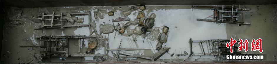 圖為考古現(xiàn)場(chǎng)發(fā)現(xiàn)保存完整的織機(jī)模型。