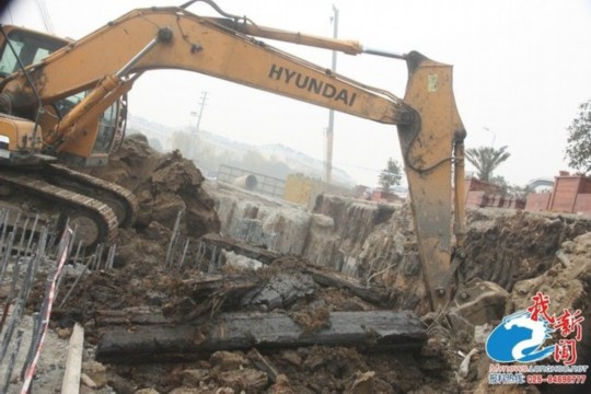 南京挖出一米長古劍:仍然鋒利 彎曲自如(圖) 南京挖出一米長古劍:仍然鋒利 彎曲自如(圖)