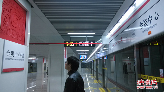 會展中心站，兩塊牌子的站點(diǎn)名稱英文翻譯也不相同